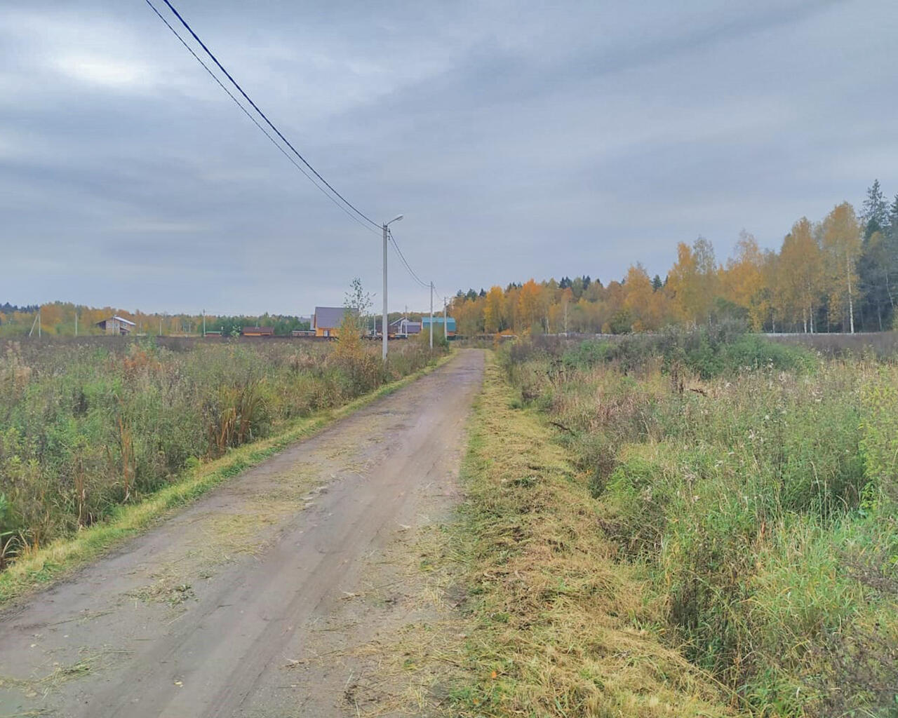 56 участок. Дорога в поселке. Деревня Стромынь Московская область. Город Черноголовка КП Бобровый ручей. Поселение Московский.